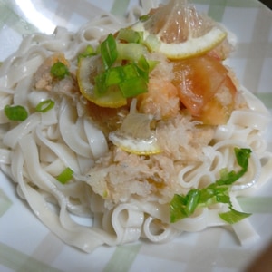 トマトとツナのレモンおろしサラダうどん♪